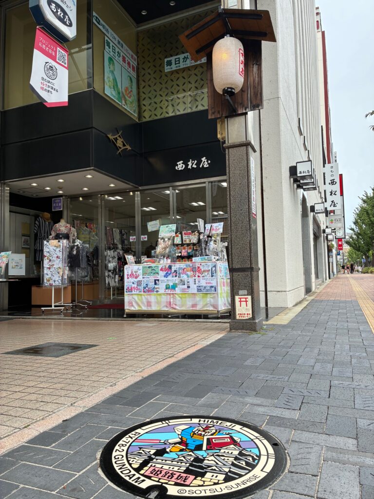 ガンダムマンホール　姫路本店前に設置